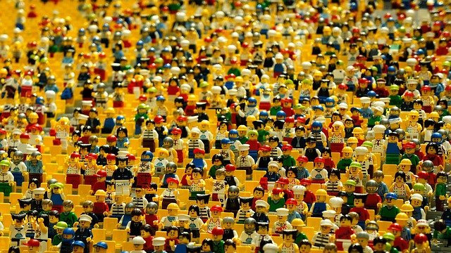 crowd-lego-1044891_640