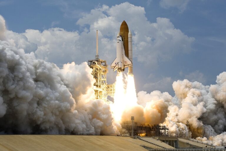 A space rocket taking off from the ground, referring to SpaceX.